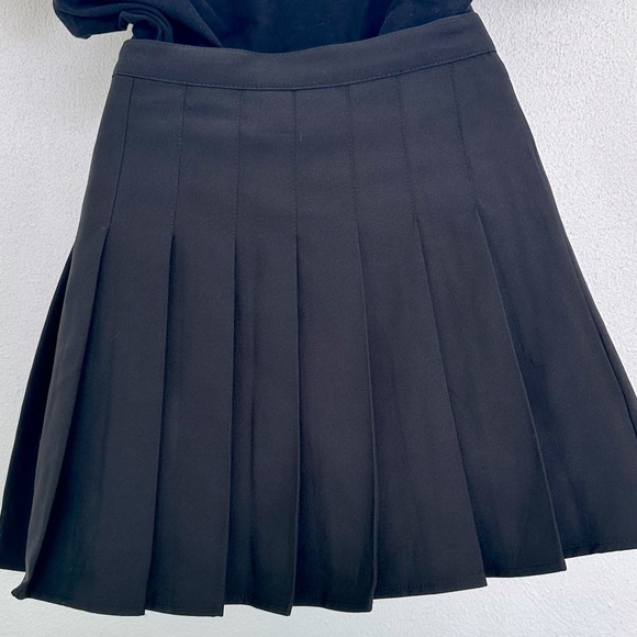 EUC,Jet black pleated skirt with built in shorts. Good quality fabric. M - Picture 2 of 9